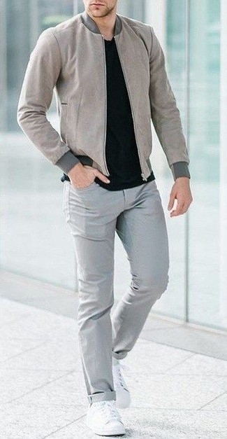 Какие бомберы носить с серыми джинсами в 30 лет мужчине в теплую погоду в стиле кэжуал: Бомбер и серые джинсы — великолепный образ, если ты ищешь простой, но в то же время стильный мужской образ. В сочетании с этим образом наиболее выигрышно будут смотреться белые низкие кеды из плотной ткани.