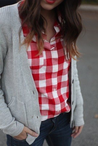 С чем носить красно-белую классическую рубашку в 30 лет женщине: Красно-белая классическая рубашка и темно-синие джинсы скинни — обязательные элементы в гардеробе любительниц стиля кэжуал.