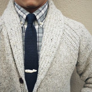 С чем носить темно-сине-белый вязаный галстук мужчине в теплую погоду: Для создания элегантного вечернего образа чудесно подойдет серый вязаный кардиган с отложным воротником и темно-сине-белый вязаный галстук.