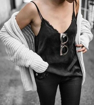 С чем носить вязаный кардиган женщине: Вязаный кардиган в сочетании с черными кожаными джинсами скинни — превосходный вариант для воплощения ансамбля в стиле smart casual.