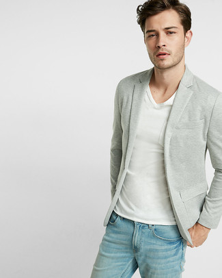 Как носить пиджак с футболкой с v-образным вырезом мужчине: Пиджак в сочетании с футболкой с v-образным вырезом позволит составить стильный мужской образ.