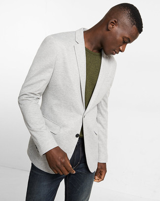 С чем носить серый вязаный пиджак мужчине в стиле кэжуал: Серый вязаный пиджак в сочетании с темно-серыми джинсами — классный вариант для создания мужского лука в стиле smart casual.