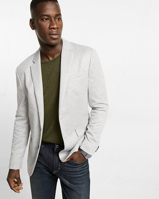 С чем носить пиджак в 30 лет мужчине в стиле кэжуал: Сочетание пиджака и темно-серых джинсов подчеркнет твой личный стиль.