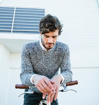 С чем носить серый вязаный свитер в 30 лет мужчине в теплую погоду: Серый вязаный свитер и темно-бирюзовые джинсы надежно закрепились в гардеробе многих мужчин, помогая создавать эффектные и стильные образы.