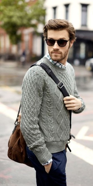 Как носить серый вязаный свитер с синими брюками чинос: Сочетание серого вязаного свитера и синих брюк чинос продолжает импонировать стильным мужчинам.
