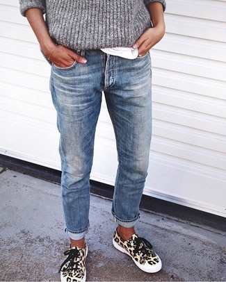Какие джинсы-бойфренды носить с серым вязаным свитером весна в спортивном стиле: Если ты ценишь удобство и функциональность, серый вязаный свитер и джинсы-бойфренды — классный вариант для привлекательного повседневного образа. Вкупе с этим ансамблем чудесно выглядят светло-коричневые низкие кеды с леопардовым принтом. Такой весенний лук полюбится капризной моднице.