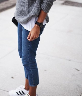 С чем носить бело-черные кожаные низкие кеды женщине: Серый вязаный свитер и синие джинсы — идеальный лук, если ты хочешь составить простой, но в то же время стильный образ. Тебе нравятся смелые сочетания? Тогда дополни свой образ бело-черными кожаными низкими кедами.