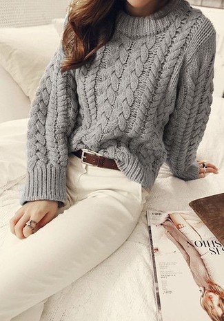 Модный лук: серый вязаный свитер, белые брюки чинос, коричневый кожаный ремень