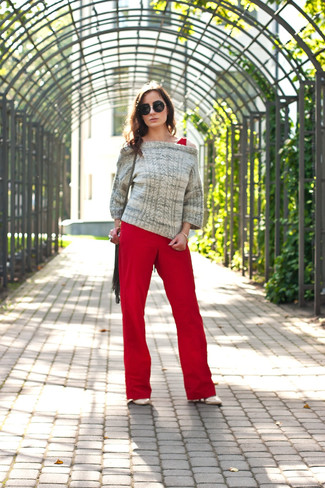 Модный лук: серый вязаный свитер, красный комбинезон, бежевые кожаные туфли, серая кожаная сумка через плечо c бахромой