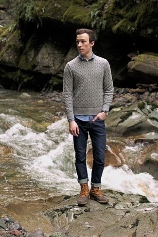 Модный лук: серый вязаный свитер, синяя рубашка с длинным рукавом из шамбре, темно-синие джинсы, светло-коричневый зимние ботинки