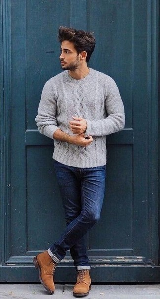 Как носить вязаный свитер с повседневными ботинками мужчине осень в стиле смарт-кэжуал: Комбо из вязаного свитера и темно-синих джинсов продолжает импонировать стильным джентльменам. Завершив образ повседневными ботинками, ты привнесешь в него классическую нотку. Такое сочетание одежды непременно придется тебе по вкусу в осеннее время года.