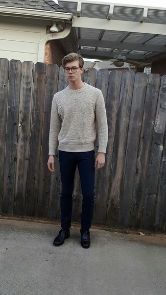 Как носить вязаный свитер с джинсами подросткам мужчине: Вязаный свитер великолепно сочетается с джинсами. Этот ансамбль легко обретает новое прочтение в сочетании с черными кожаными ботинками челси.