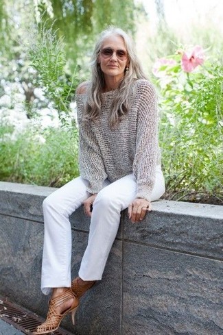 Модный лук: серый вязаный свободный свитер, белые джинсы, светло-коричневые кожаные босоножки на каблуке