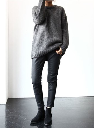 С чем носить вязаный свободный свитер в 30 лет осень: Вязаный свободный свитер и черные кожаные узкие брюки надежно закрепились в гардеробе многих барышень, помогая составлять незабываемые и стильные луки. В тандеме с этим образом наиболее гармонично смотрятся черные замшевые ботильоны. Вне всякого сомнения, такое сочетание будет смотреться образцово-показательно в солнечный осенний день.