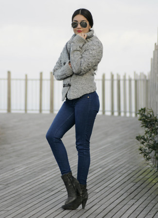 С чем носить серый двубортный кардиган женщине: Сочетание серого двубортного кардигана и синих джинсов скинни позволит создать необычный наряд в расслабленном стиле. Вместе с этим нарядом органично будут смотреться черные кожаные ботильоны.