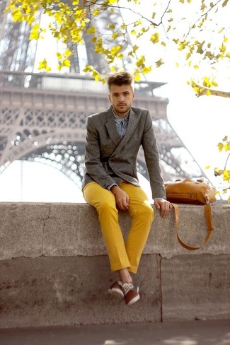 Модный лук: серый двубортный пиджак, бело-темно-синяя рубашка с длинным рукавом в вертикальную полоску, желтые брюки чинос, коричневые плимсоллы