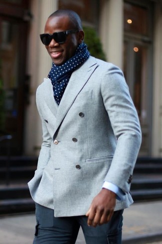 С чем носить темно-синий шарф мужчине: Серый двубортный пиджак и темно-синий шарф прочно закрепились в гардеробе современных джентльменов, позволяя создавать шикарные и практичные образы.
