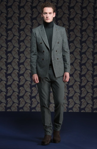 Модный лук: серый шерстяной двубортный пиджак, темно-серая водолазка, серые брюки чинос, темно-коричневые замшевые ботинки челси