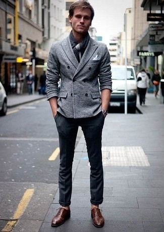 Модный лук: серый шерстяной двубортный пиджак, темно-синие классические брюки, коричневые кожаные оксфорды, темно-серый шарф