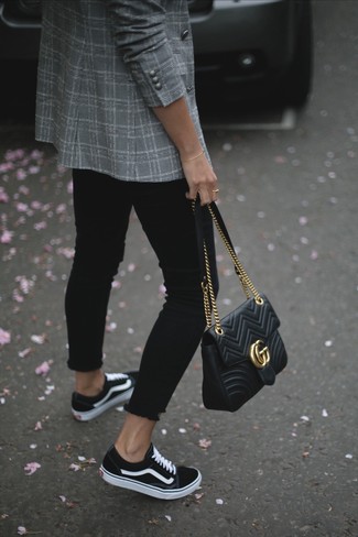 С чем носить серый двубортный пиджак в 20 лет женщине: Серый двубортный пиджак и черные джинсы скинни — обязательные составляющие в гардеробе любительниц расслабленного стиля. Черно-белые низкие кеды из плотной ткани обеспечат комфорт в течение всего дня.