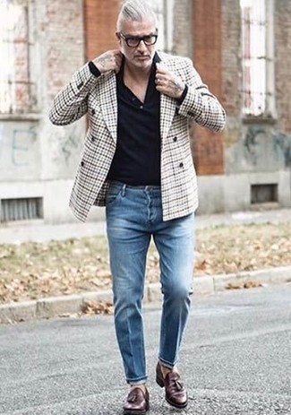 С чем носить лоферы с кисточками за 50 лет: Серый двубортный пиджак в шотландскую клетку и синие джинсы — must have вещи в арсенале стильного джентльмена. В сочетании с лоферами с кисточками такой ансамбль выглядит особенно выгодно.