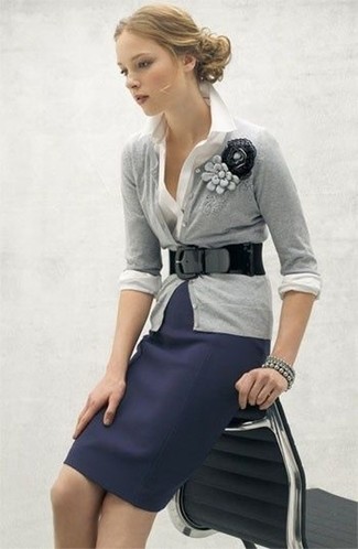С чем носить темно-сине-белую юбку-карандаш: Дуэт серого кардигана и темно-сине-белой юбки-карандаш поможет реализовать в твоем луке современный городской стиль.