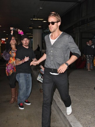 Как Ryan Gosling носит Серый кардиган, Белая футболка с круглым вырезом, Черные джинсы, Белые плимсоллы