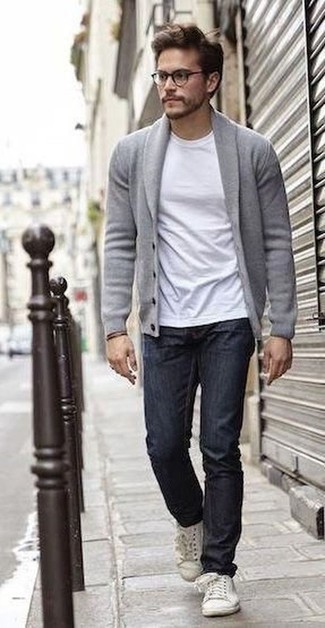 Какие джинсы носить с темно-серым кардиганом в 30 лет мужчине в теплую погоду в стиле кэжуал: Дуэт темно-серого кардигана и джинсов в мужском луке поможет создать ощущение "элегантной свободы". Закончи образ белыми кожаными низкими кедами, если не хочешь, чтобы он получился слишком строгим.