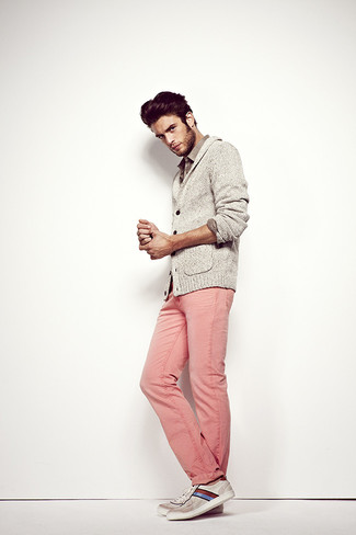 С чем носить ярко-розовые джинсы мужчине: Сочетание серого кардигана с отложным воротником и ярко-розовых джинсов не прекращает нравиться стильным парням. Завершив образ серыми низкими кедами в горизонтальную полоску, можно привнести в него немного динамичности.