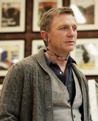 Как Daniel Craig носит Серый кардиган с отложным воротником, Серый шерстяной жилет, Черная рубашка с длинным рукавом