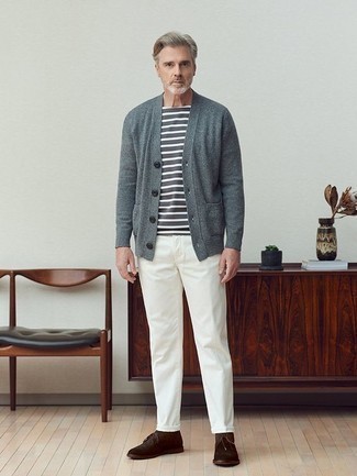 С чем носить кардиган мужчине: Кардиган и белые брюки чинос будет прекрасным вариантом для простого ансамбля на каждый день. В тандеме с этим образом наиболее выгодно выглядят темно-коричневые замшевые ботинки дезерты.