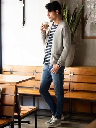 Какие кардиганы носить с синими джинсами в 20 лет мужчине в теплую погоду: Комбо из кардигана и синих джинсов продолжает нравиться молодым людям, которые любят одеваться со вкусом. серые низкие кеды из плотной ткани добавят облику непринужденности и динамичности.