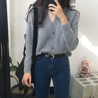 С чем носить синие джинсы в 20 лет женщине в стиле смарт-кэжуал: Ансамбль из серого кардигана и синих джинсов позволит создать интересный образ в непринужденном стиле.
