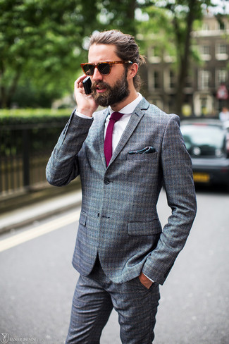 С чем носить темно-пурпурный галстук в 30 лет мужчине в деловом стиле: Серый костюм в клетку в сочетании с темно-пурпурным галстуком поможет составить модный классический ансамбль.