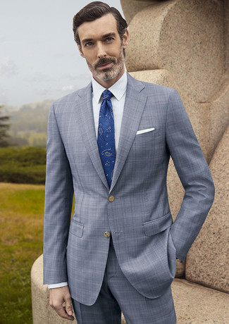 С чем носить синий галстук с "огурцами" за 40 лет мужчине лето: Сочетание серого костюма в шотландскую клетку и синего галстука с "огурцами" позволит примерить на себя элегантный мужской стиль. Подобный образ смотрится по-летнему стильно.