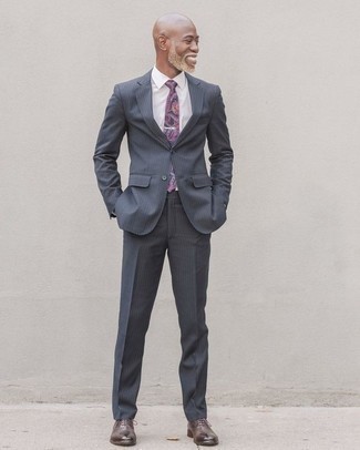 С чем носить фиолетовый галстук с "огурцами" за 40 лет мужчине: Сочетание серого костюма в вертикальную полоску и фиолетового галстука с "огурцами" позволит воплотить строгий мужской стиль. Вкупе с этим образом органично будут выглядеть темно-коричневые кожаные оксфорды.