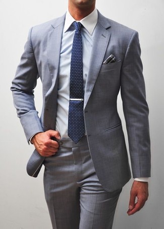 Модный лук: серый костюм, белая классическая рубашка, темно-синий галстук с принтом, серый нагрудный платок в шотландскую клетку
