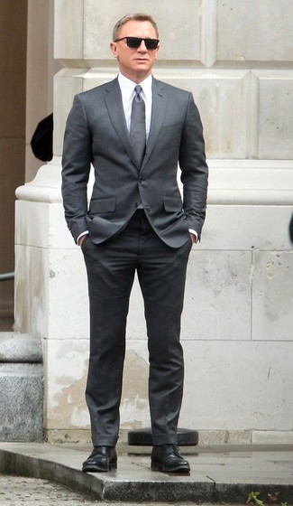 Как Daniel Craig носит Серый костюм, Белая классическая рубашка, Черные кожаные туфли дерби, Серый галстук