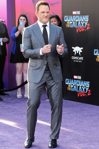 Как Chris Pratt носит Серый костюм, Белая классическая рубашка, Черные кожаные туфли дерби, Черный галстук