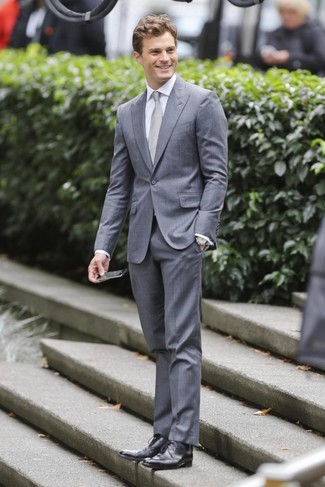 Как Jamie Dornan носит Серый костюм, Белая классическая рубашка, Черные кожаные туфли дерби, Серый галстук
