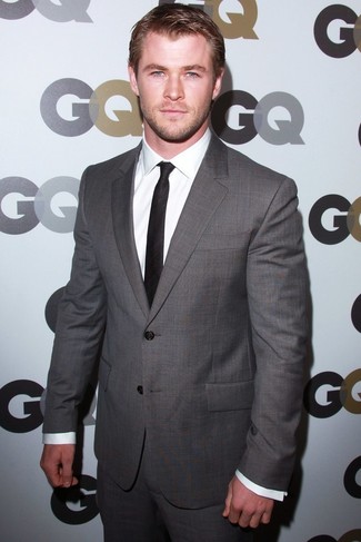 Как Chris Hemsworth носит Серый костюм, Белая классическая рубашка, Черный галстук