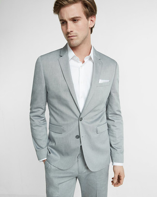 Модный лук: серый костюм, белая рубашка с длинным рукавом, белый нагрудный платок