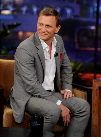 Как Daniel Craig носит Серый костюм, Белая рубашка с длинным рукавом, Красный нагрудный платок