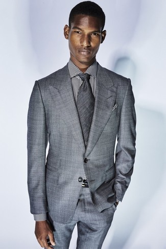 С чем носить серый галстук мужчине в теплую погоду в деловом стиле: Серый костюм и серый галстук — хороший вариант для мероприятия в фешенебельном заведении.