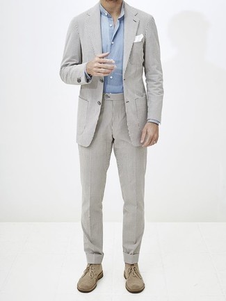 Модный лук: серый костюм в вертикальную полоску, голубая рубашка с длинным рукавом, бежевые замшевые ботинки дезерты, белый нагрудный платок
