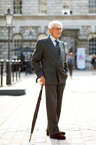 С чем носить коричневые замшевые ботинки челси за 60 лет мужчине: Серый шерстяной костюм в вертикальную полоску — образец строгого мужского стиля в одежде. В сочетании с коричневыми замшевыми ботинками челси весь образ смотрится очень динамично.