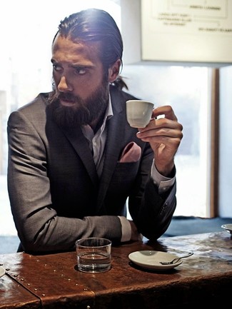 С чем носить темно-серую классическую рубашку мужчине: Темно-серая классическая рубашка в сочетании с серым костюмом поможет создать модный классический образ.