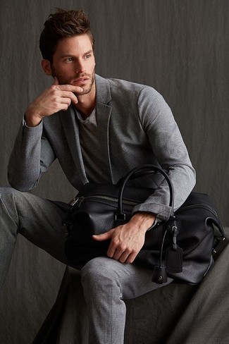 С чем носить черную дорожную сумку мужчине: Серый костюм и черная дорожная сумка будут отлично смотреться в стильном гардеробе самых взыскательных джентльменов.