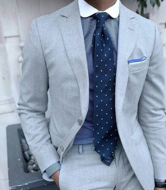 С чем носить темно-сине-белый галстук в горошек в 30 лет мужчине лето: Сочетание серого костюма и темно-сине-белого галстука в горошек уместно для создания делового лука. Не стоит забывать о таком образе, особенно в жаркий день.