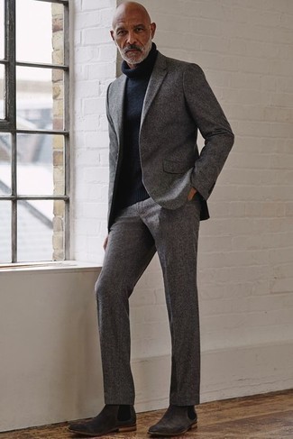 Модный лук: серый костюм, темно-синяя шерстяная водолазка, темно-серые замшевые ботинки челси